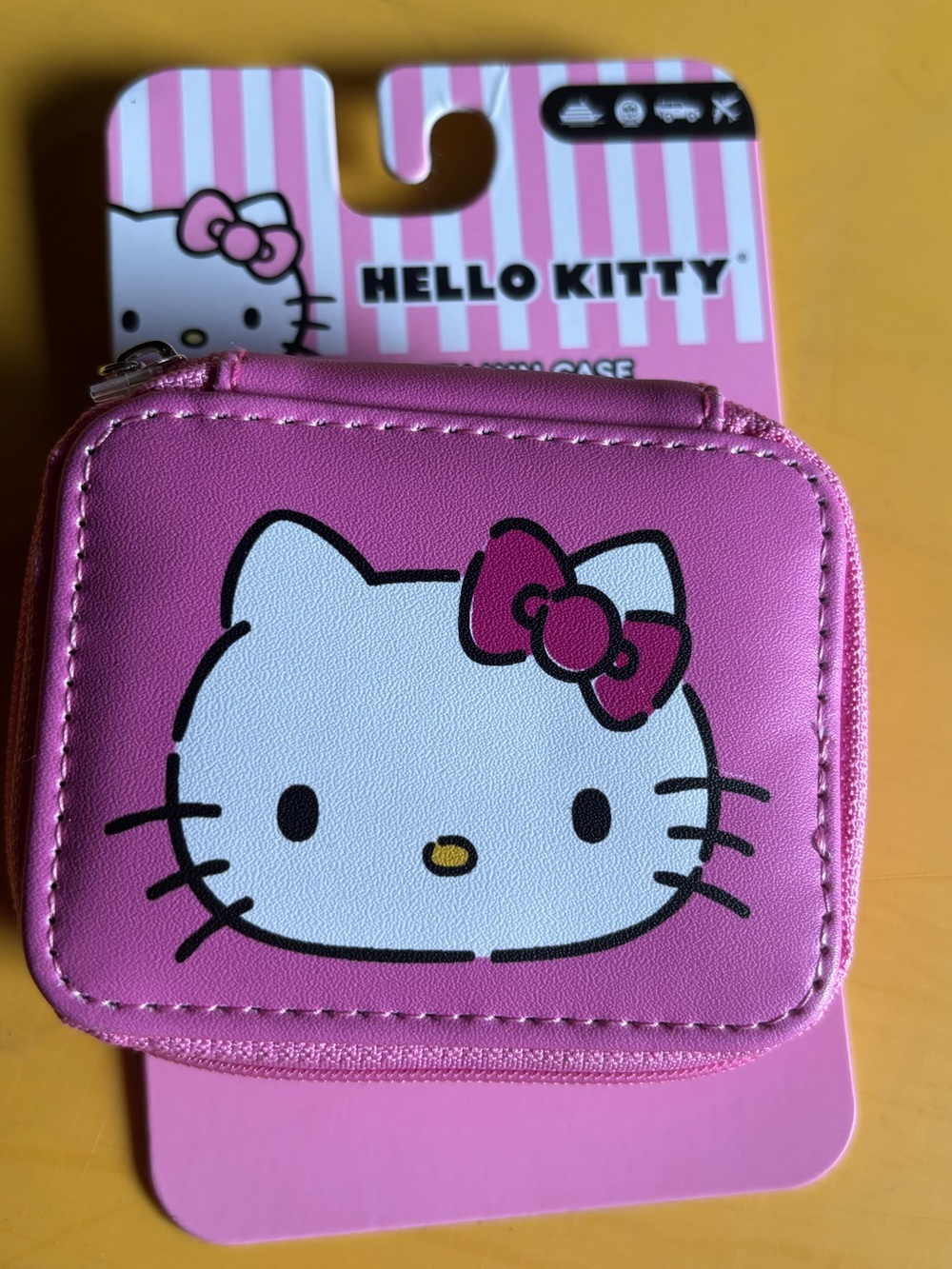 NWT Hello Kitty Pink Zip Around travel Pill case